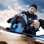 Meilleure scie circulaire : une scie circulaire Bosch en pleine coupe sur un chantier