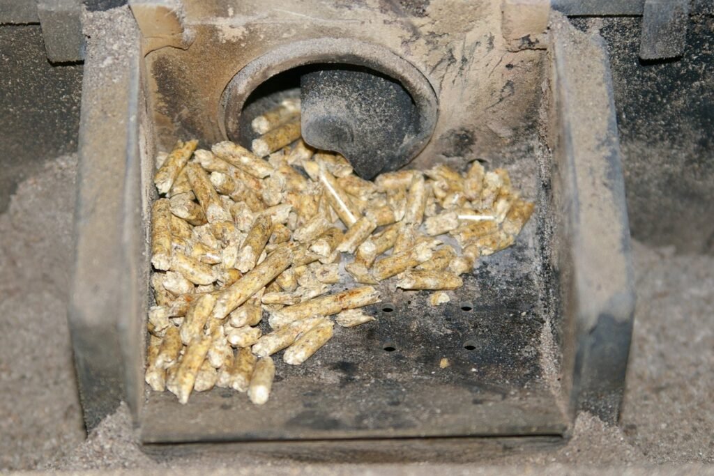 Poêle à granulés sans électricité : granulés de bois dans le creuset de combustion
