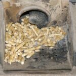 Poêle à granulés sans électricité : granulés de bois dans le creuset de combustion