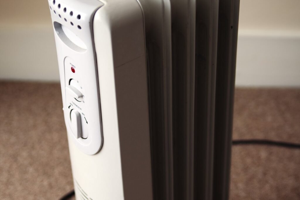Radiateur bain d'huile : thermostat et éléments chauffants en gros plan