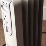 Radiateur bain d'huile : thermostat et éléments chauffants en gros plan