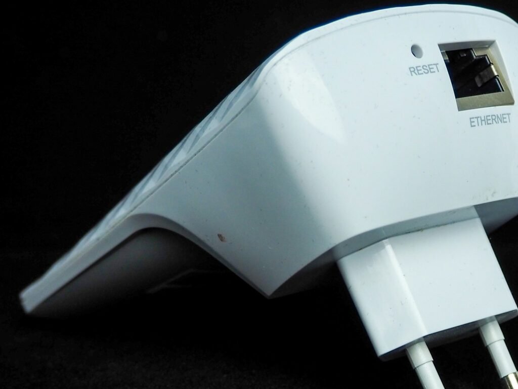 Répéteur wifi 6 : répéteur blanc à brancher sur la prise, avec sa fiche et son port Ethernet (photo d’illustration)