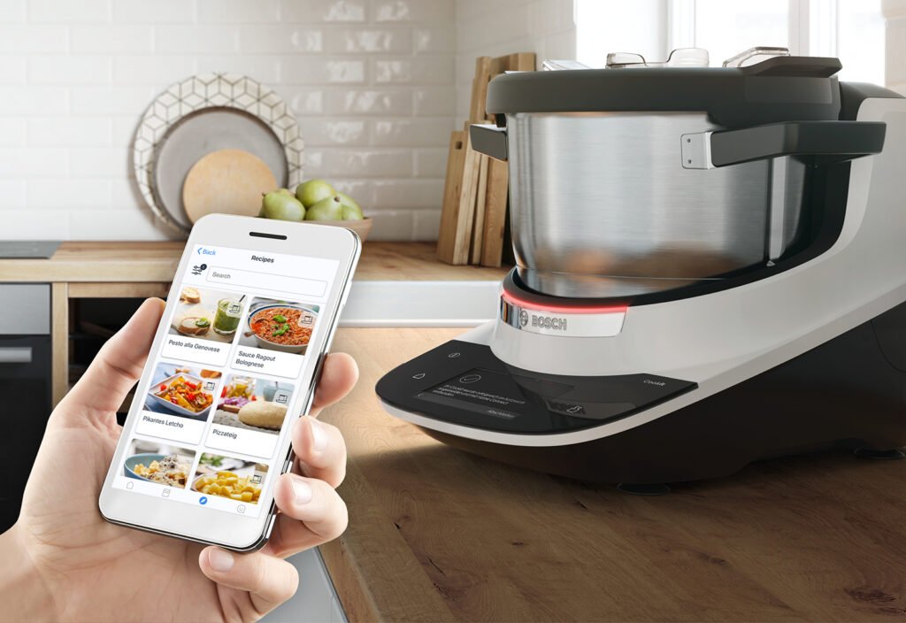 Robot cuiseur multifonction Bosch Cookit dans une cuisine, piloté depuis l'application