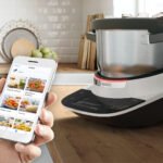 Robot cuiseur multifonction Bosch Cookit dans une cuisine, piloté depuis l'application